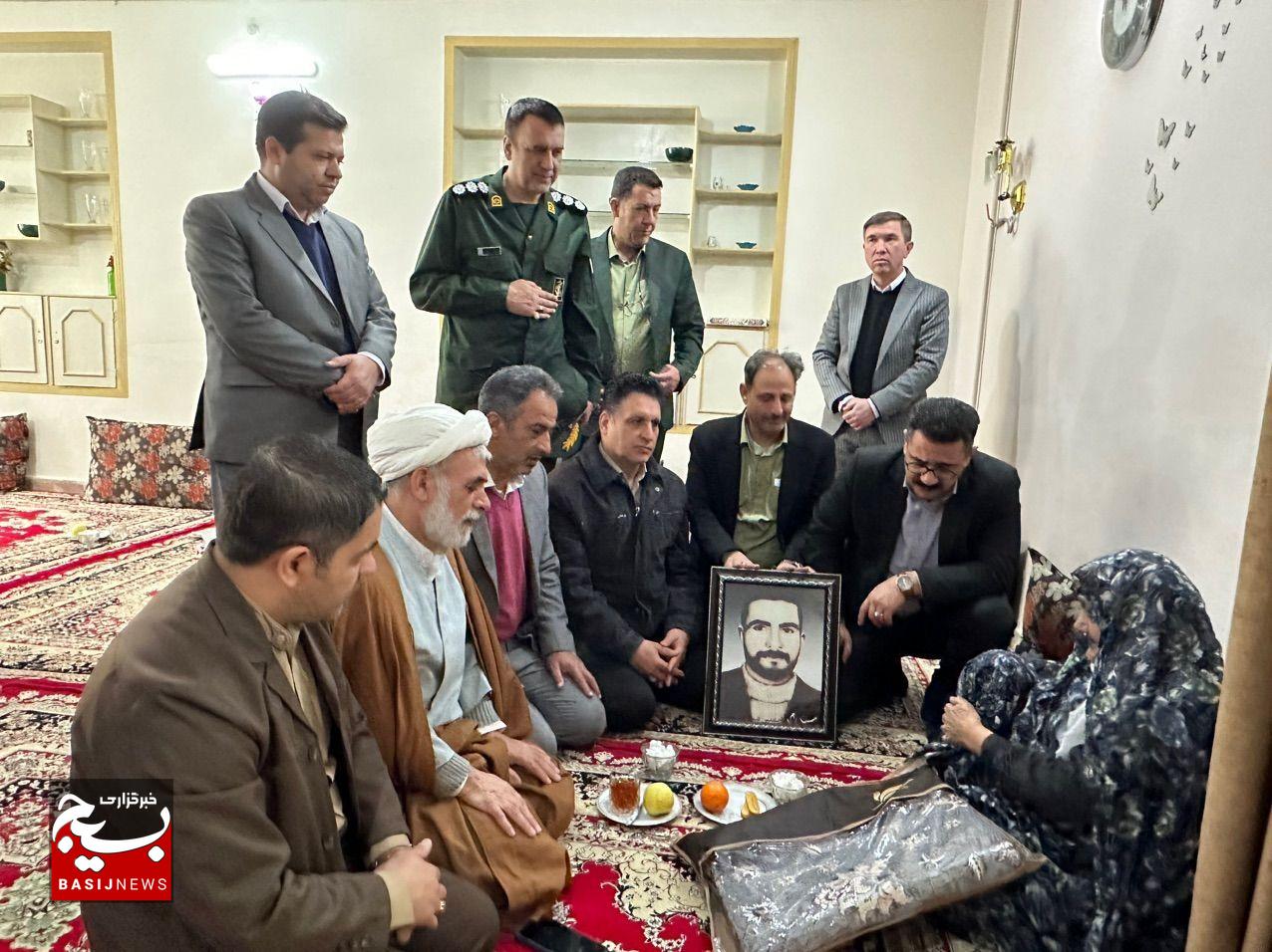 دیدار مسئولان با خانواده شهید محمدی‌ در چناران