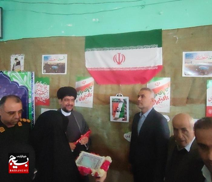 با حضور مسئولان آیین باشکوه زنگ انقلاب در مدارس گناوه اجرا شد با حضور مسئولان آیین باشکوه زنگ انقلاب در مدارس گناوه اجرا شد