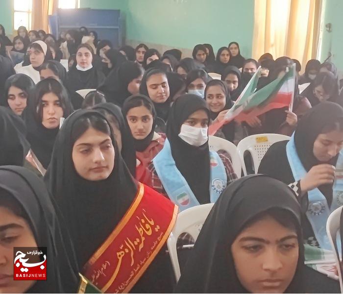 با حضور مسئولان آیین باشکوه زنگ انقلاب در مدارس گناوه اجرا شد با حضور مسئولان آیین باشکوه زنگ انقلاب در مدارس گناوه اجرا شد