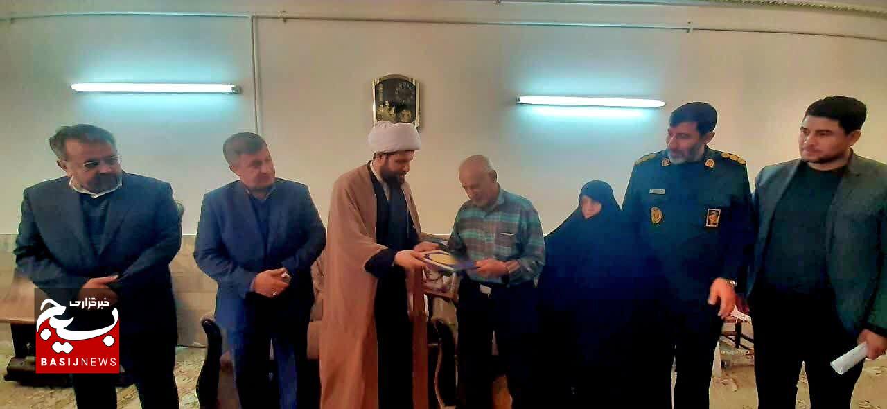  مسوولین تاکستان با خانواده شهید حسین رحمانی دیدار کردند