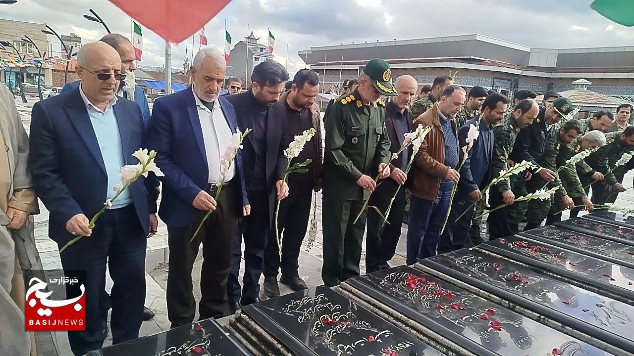 مراسم ملی گلباران مزار شهدای انقلاب مراسم ملی گلباران مزار شهدای انقلاب