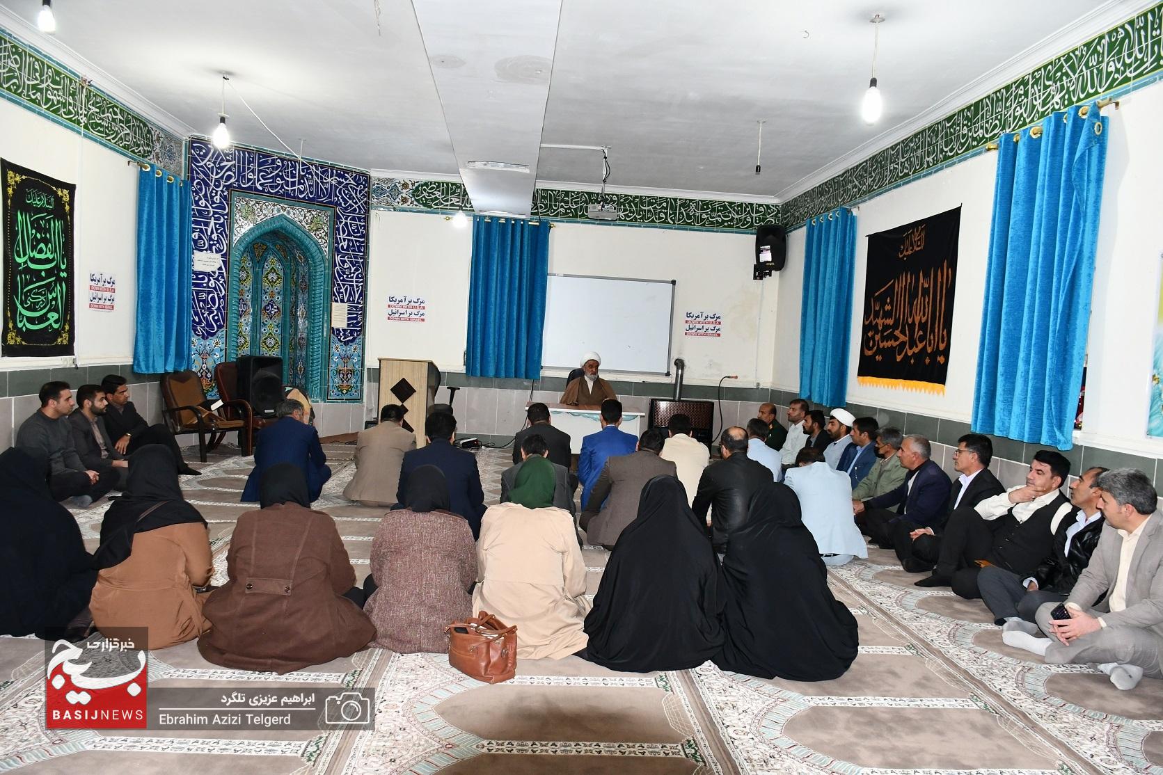 فرهنگیان باید پل ارتباطی بین جامعه عشایری و مسئولان باشند فرهنگیان باید پل ارتباطی بین جامعه عشایری و مسئولان باشند