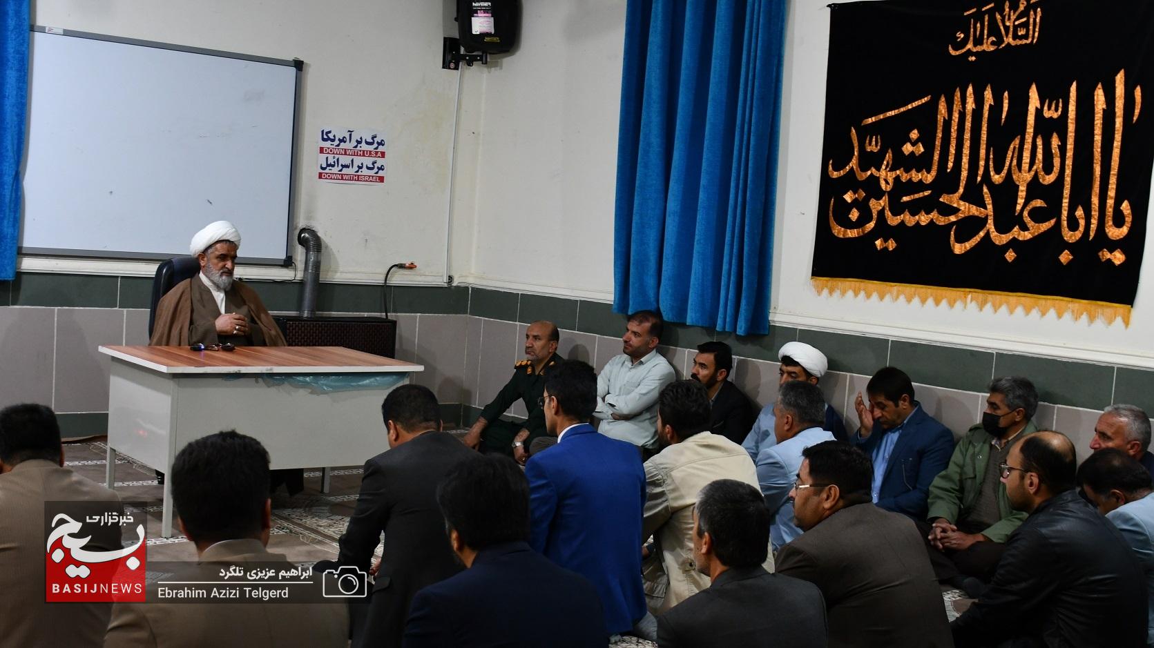 فرهنگیان باید پل ارتباطی بین جامعه عشایری و مسئولان باشند فرهنگیان باید پل ارتباطی بین جامعه عشایری و مسئولان باشند