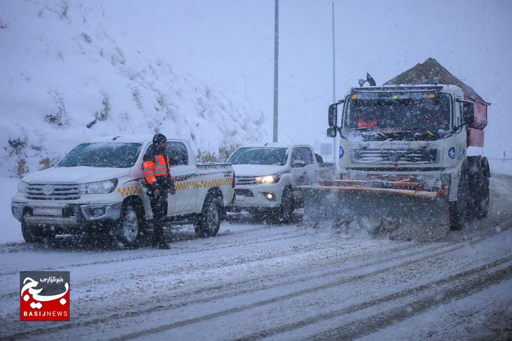 برفروبی ۲۳۰۰ کیلومتر از محورهای مواصلاتی البرز/ جاده کرج-کندوان و طالقان-هشتگرد کماکان مسدود است برفروبی ۲۳۰۰ کیلومتر از محورهای مواصلاتی البرز/ جاده کرج-کندوان و طالقان-هشتگرد کماکان مسدود است