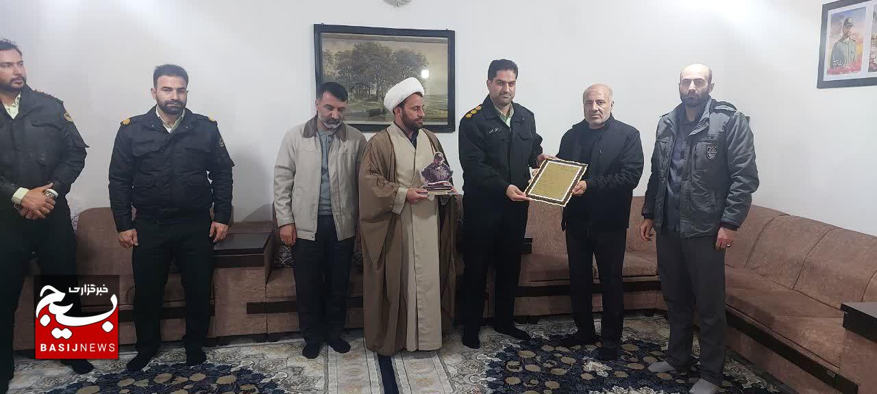 دیدار فرمانده انتظامی رومشکان با خانواده شهید مدافع امنیت در کوهدشت