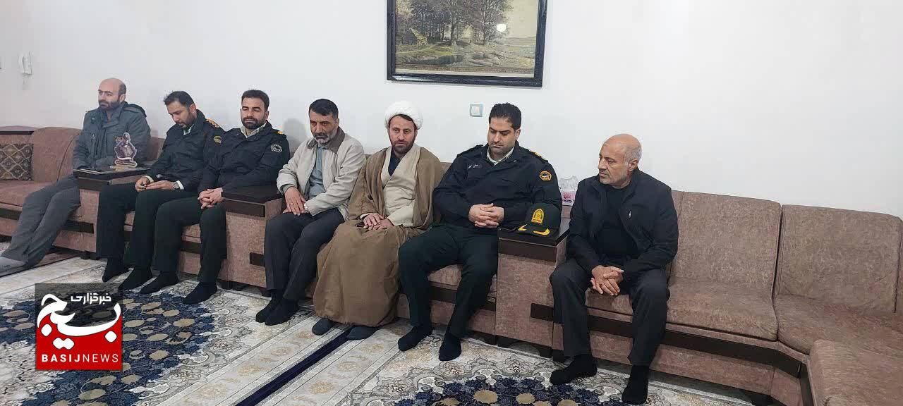 دیدار فرمانده انتظامی رومشکان با خانواده شهید مدافع امنیت در کوهدشت