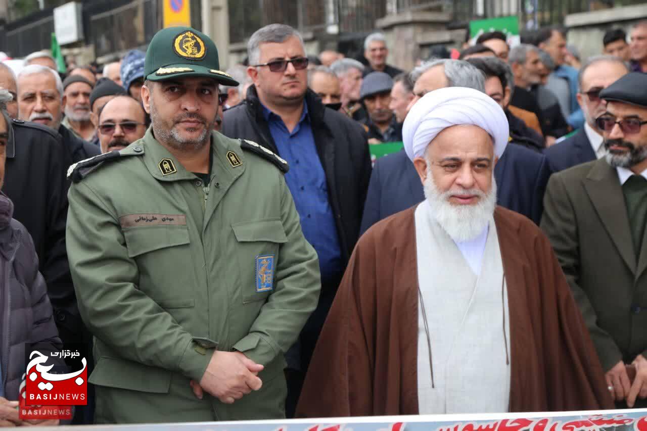 مردم آبیک پای انقلاب و رهبر عزیزشان ایستاده‌اند 
