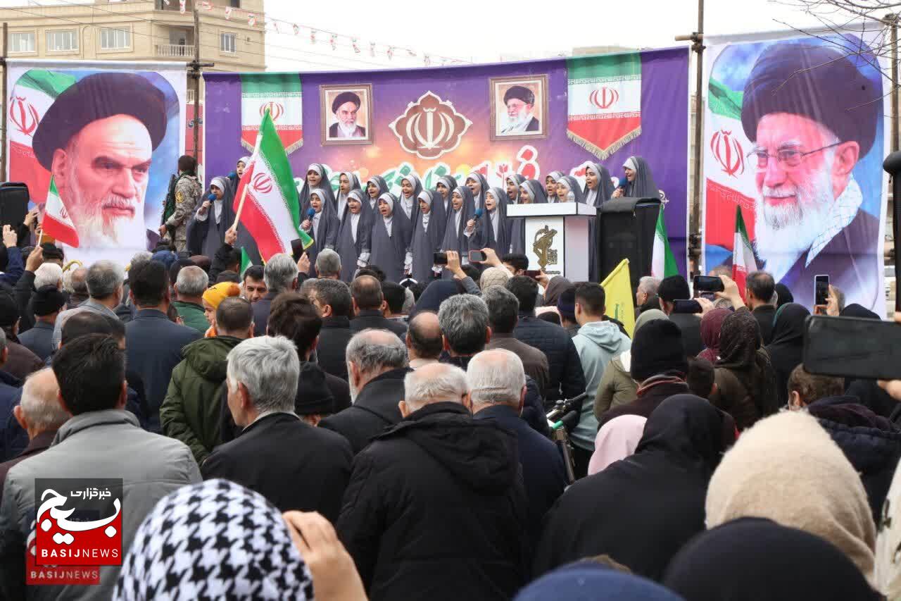 مردم آبیک پای انقلاب و رهبر عزیزشان ایستاده‌اند 