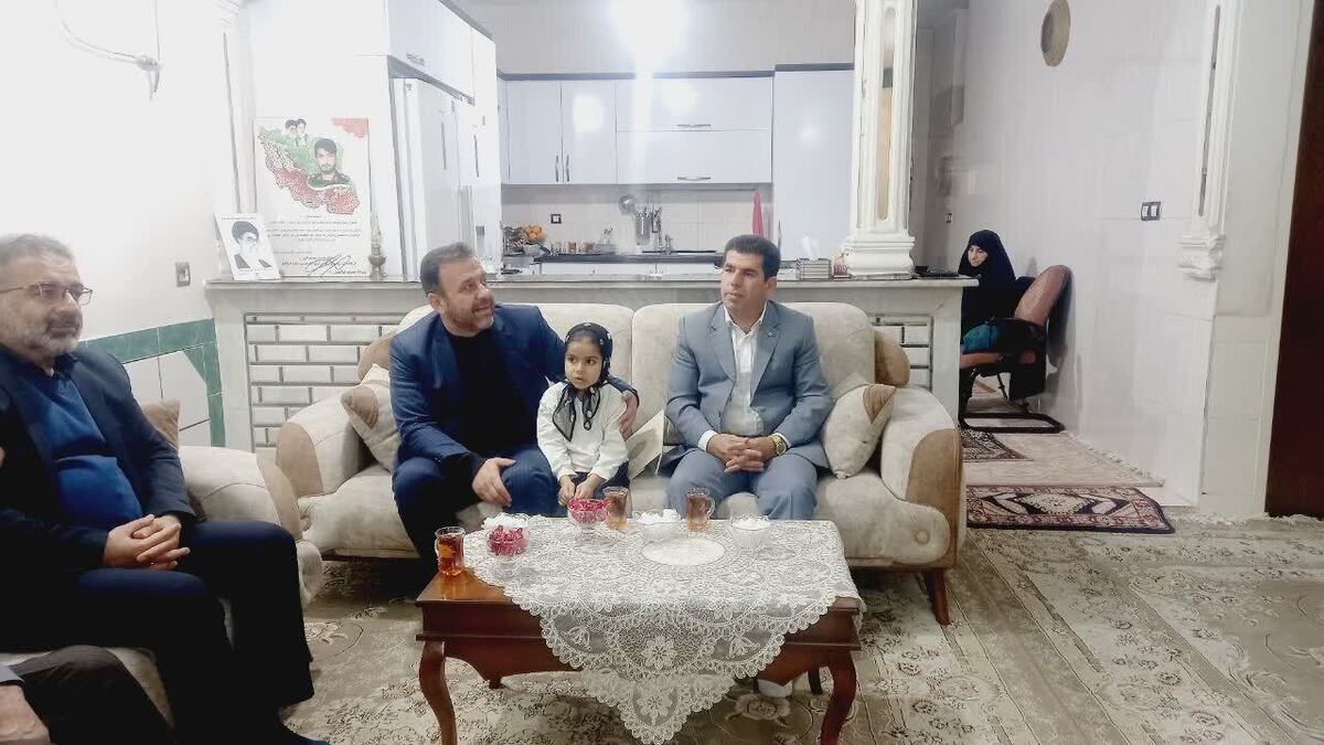 دیدار مسئول بسیج هنرمندان لرستان با خانواده هنرمند شهید حمیدآقایی