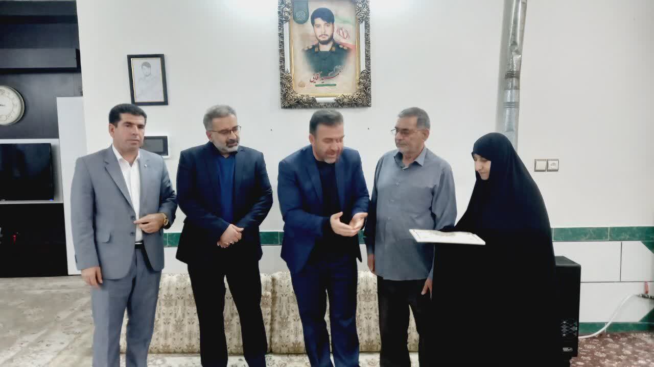 دیدار مسئول بسیج هنرمندان لرستان با خانواده هنرمند شهید حمیدآقایی