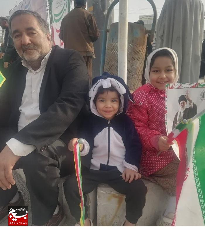 جشن پیروزی انقلاب در گناوه با راهپیمایی باشکوه مردم برگزار شد