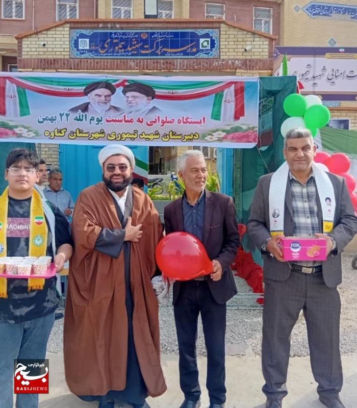 جشن پیروزی انقلاب در گناوه با راهپیمایی باشکوه مردم برگزار شد