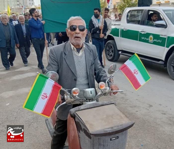 جشن پیروزی انقلاب در گناوه با راهپیمایی باشکوه مردم برگزار شد
