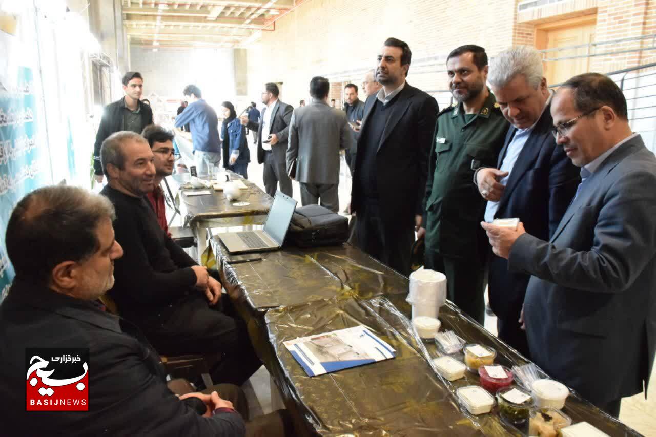 بازدید مسئول سازمان بسیج مهندسین صنعت و معدن کشور از غرفه‌های تولیدکنندگان نمایشگاه فرصت‌های سرمایه‌گذاری همدان