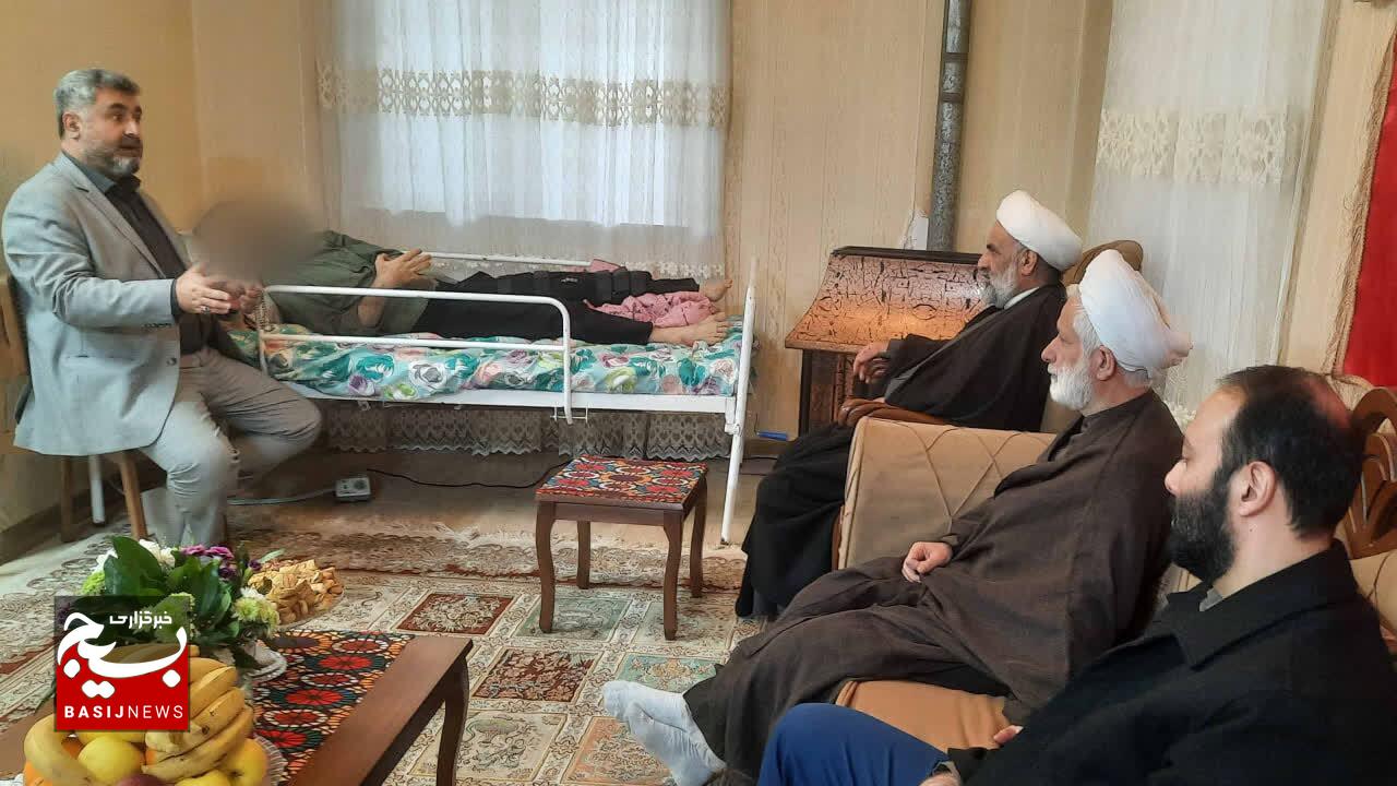 دیدار مسئول دفتر نمایندگی ولی فقیه در سپاه قدس گیلان با خانواده شهید مدافع امنیت وطن و جانباز حمله تروریستی در رشت