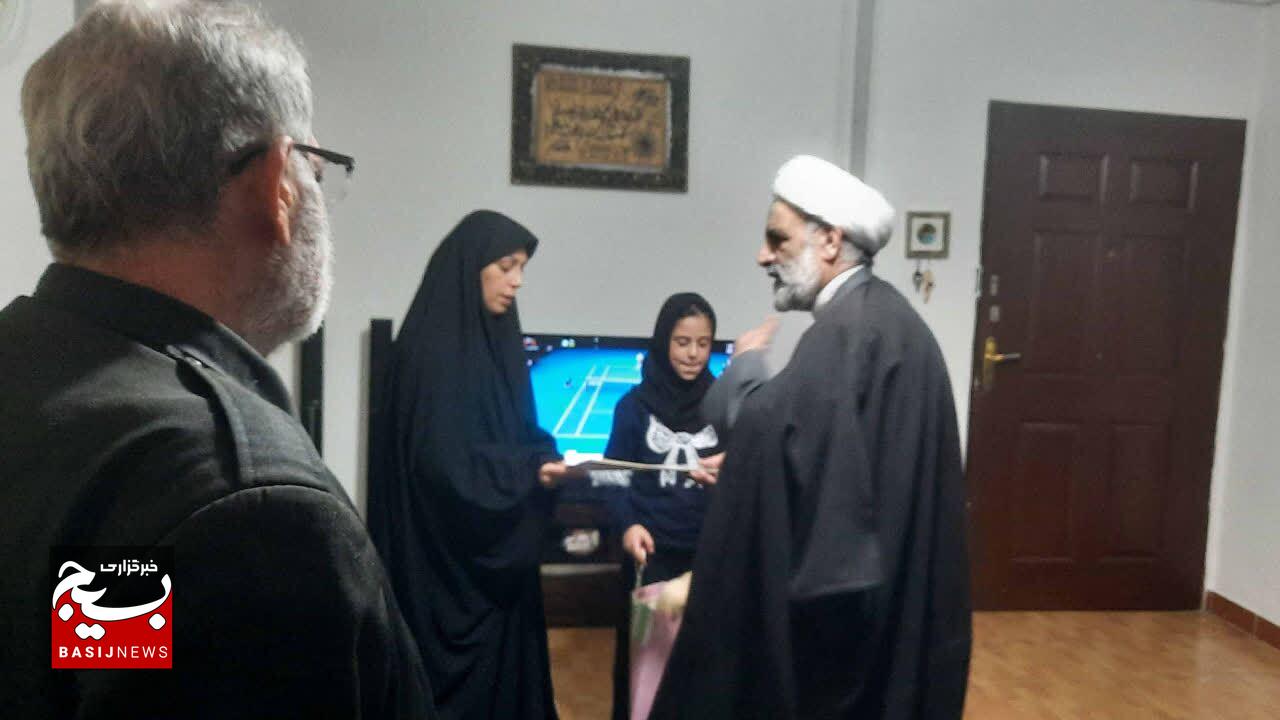 دیدار مسئول دفتر نمایندگی ولی فقیه در سپاه قدس گیلان با خانواده شهید مدافع امنیت وطن و جانباز حمله تروریستی در رشت