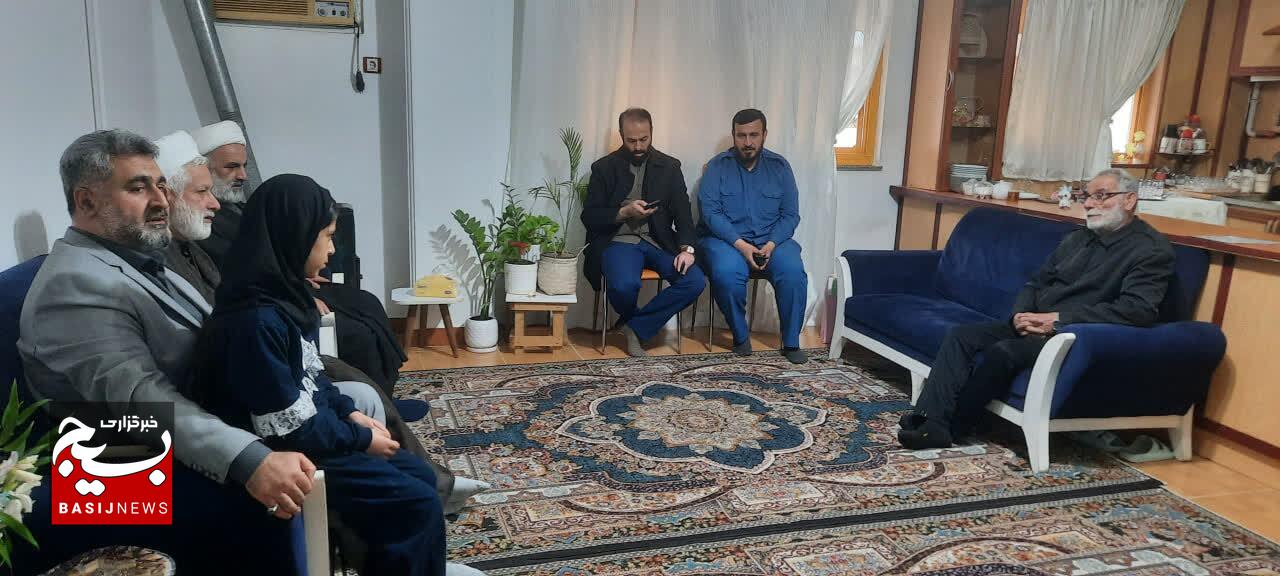 دیدار مسئول دفتر نمایندگی ولی فقیه در سپاه قدس گیلان با خانواده شهید مدافع امنیت وطن و جانباز حمله تروریستی در رشت