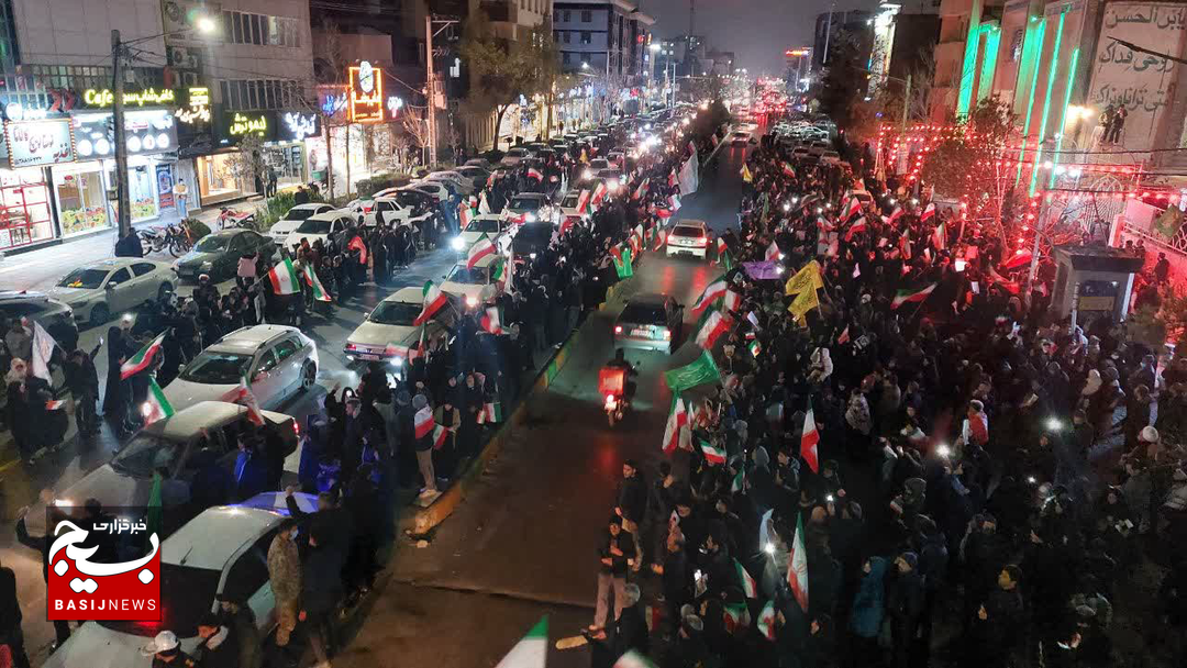 سیل شبانگاهی مردم در خیابان‌‌های مشهد