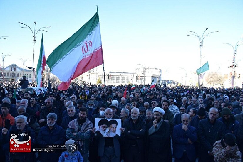 تجمع مردم مؤمن و انقلابی همدان در سوگ رهبر شهید انقلاب