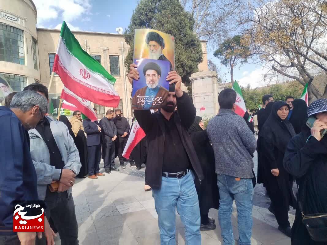 با تمام وجود از آیت الله سید مجتبی خامنهای حمایت میکنم با تمام وجود از آیت الله سید مجتبی خامنهای حمایت میکنم