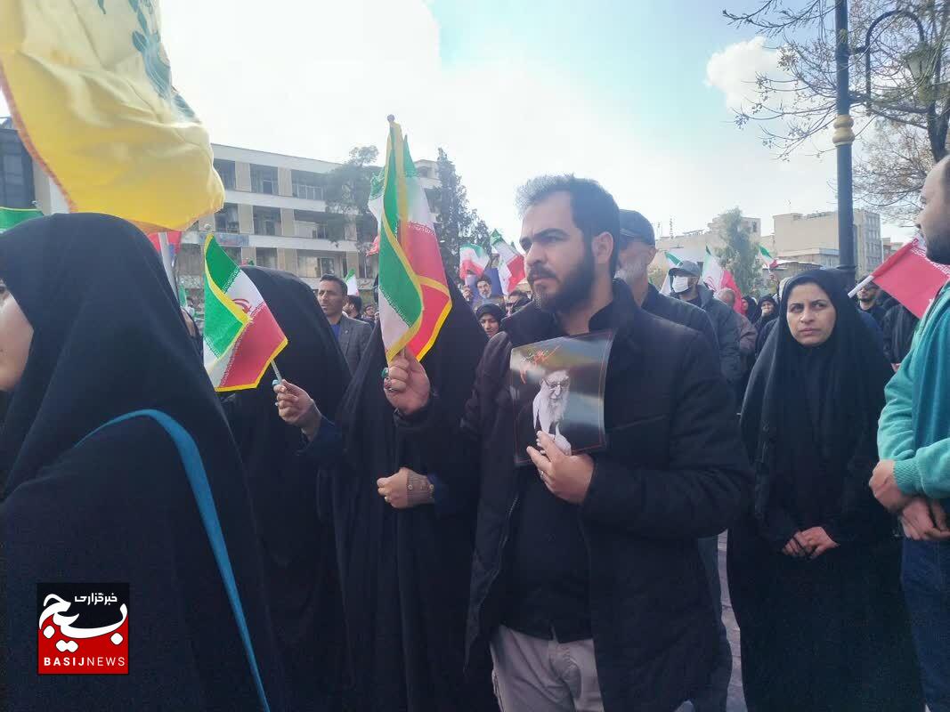 با تمام وجود از آیت الله سید مجتبی خامنهای حمایت میکنم با تمام وجود از آیت الله سید مجتبی خامنهای حمایت میکنم