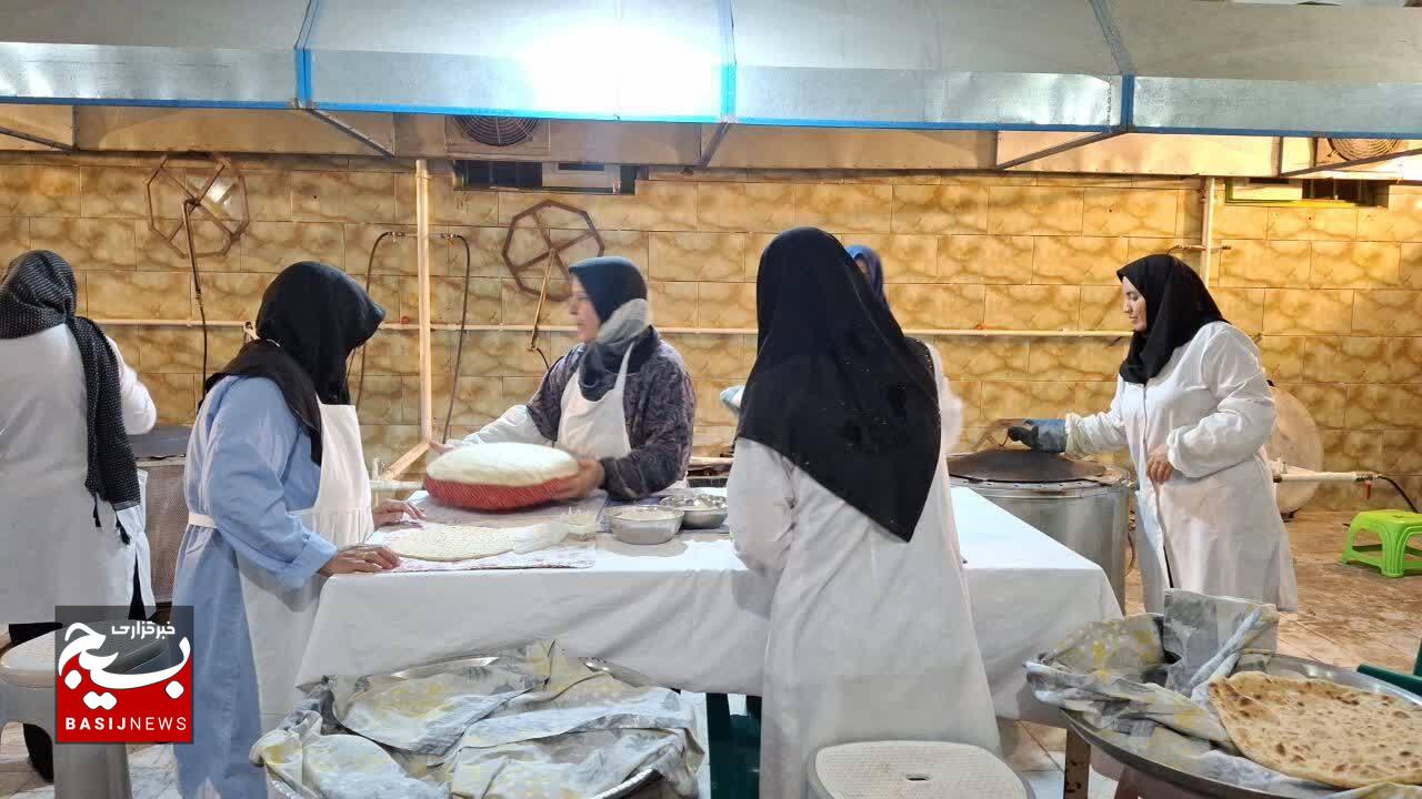 خدمت جهادی خواهران شهرستان خانوک با طبخ نان برای جبهه مقاومت