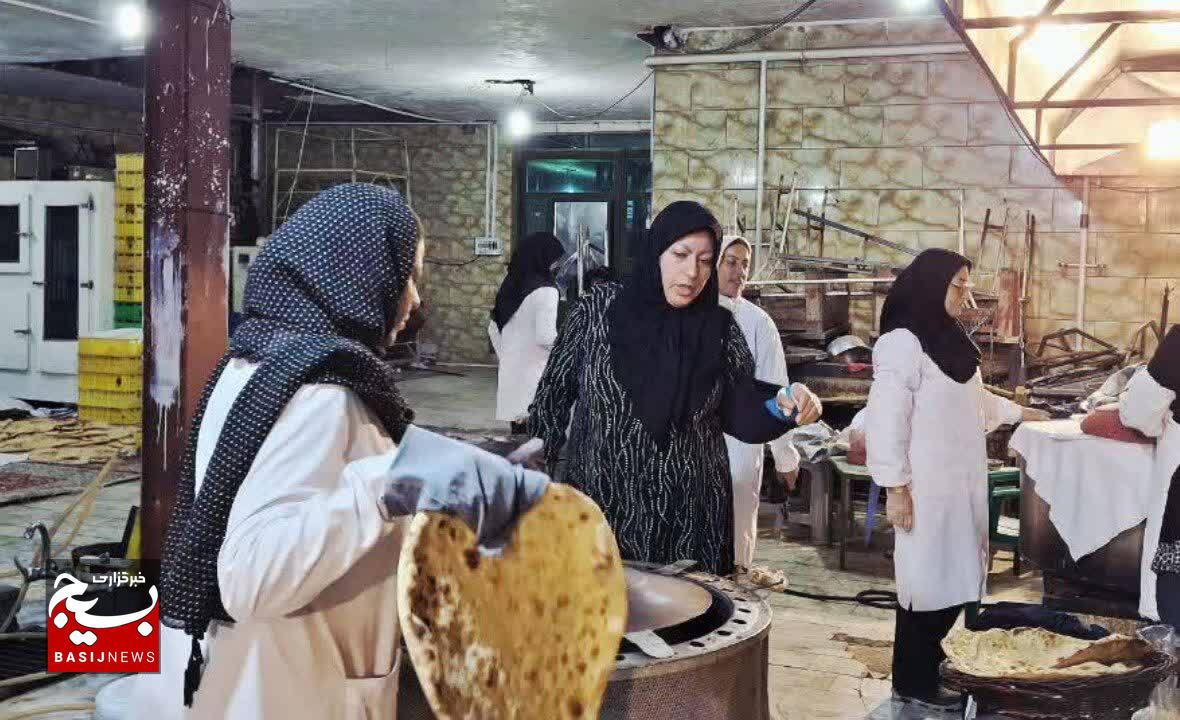 خدمت جهادی خواهران شهرستان خانوک با طبخ نان برای جبهه مقاومت