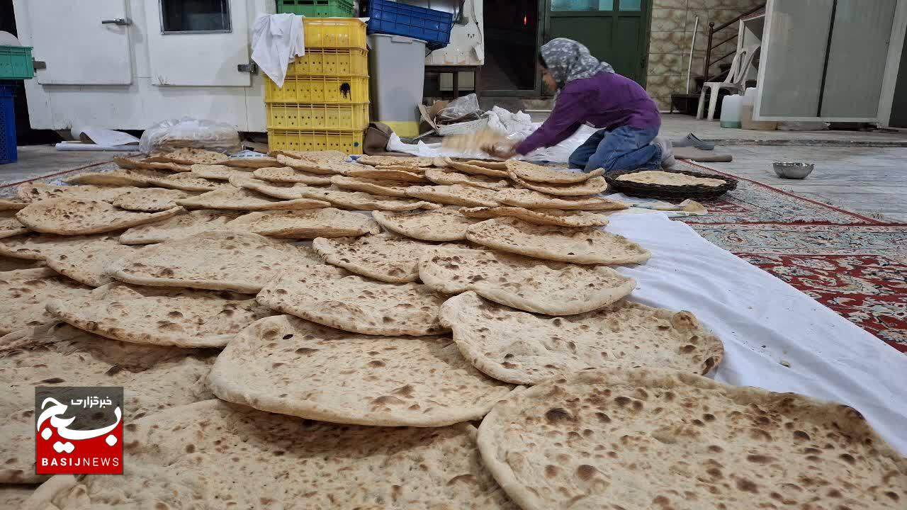 خدمت جهادی خواهران شهرستان خانوک با طبخ نان برای جبهه مقاومت