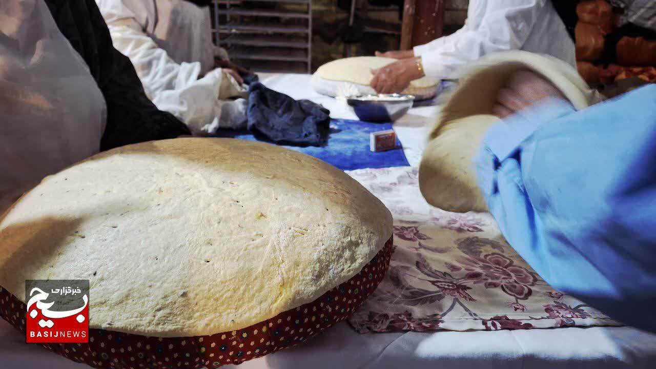 خدمت جهادی خواهران شهرستان خانوک با طبخ نان برای جبهه مقاومت