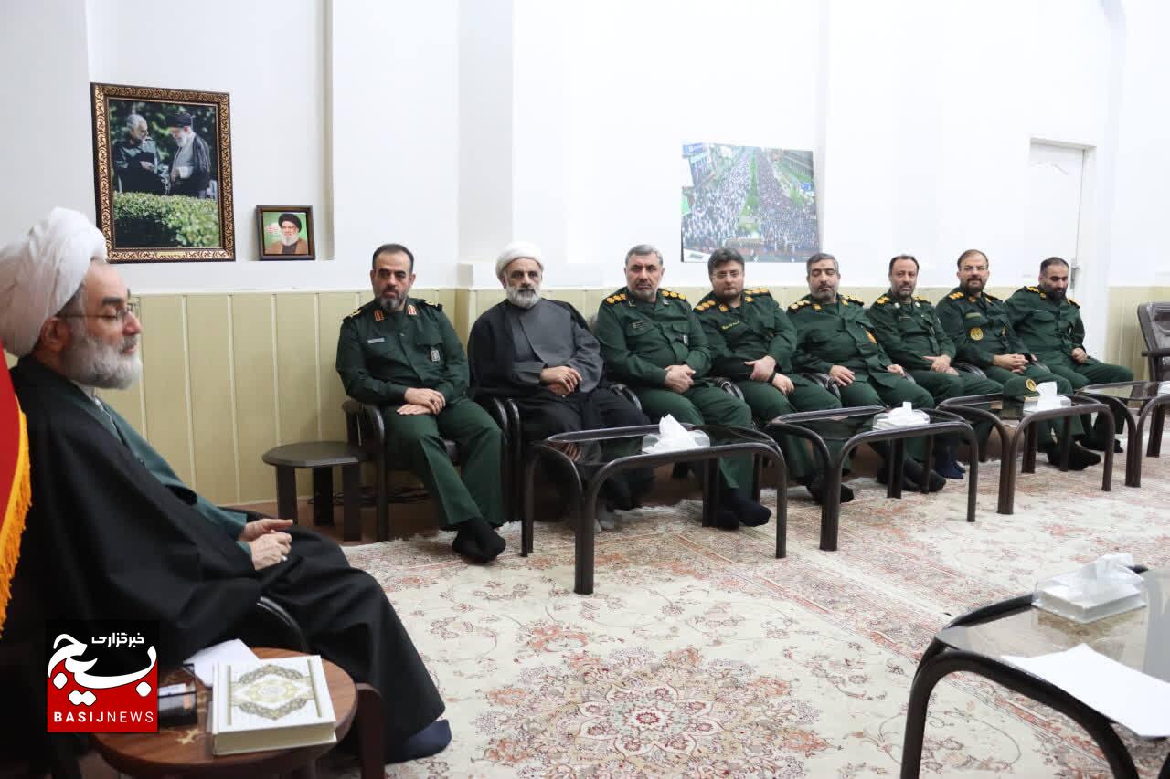  بیعت با رهبری و وحدت ملت ایران در برابر دشمنان ضروری است 