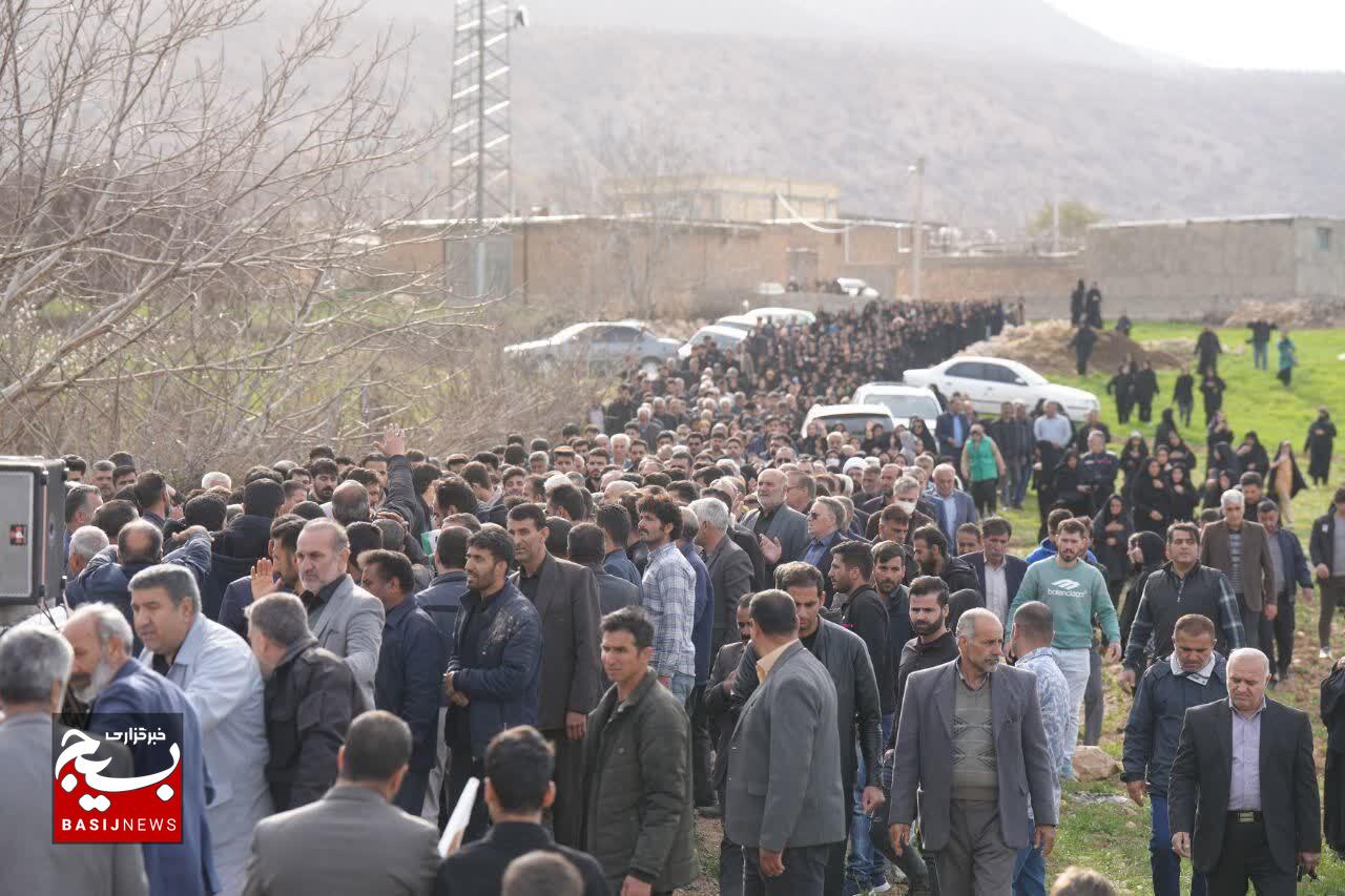وداع باشکوه با خانواده ۶ نفره شهدای روستای انگُز خرم‌آباد