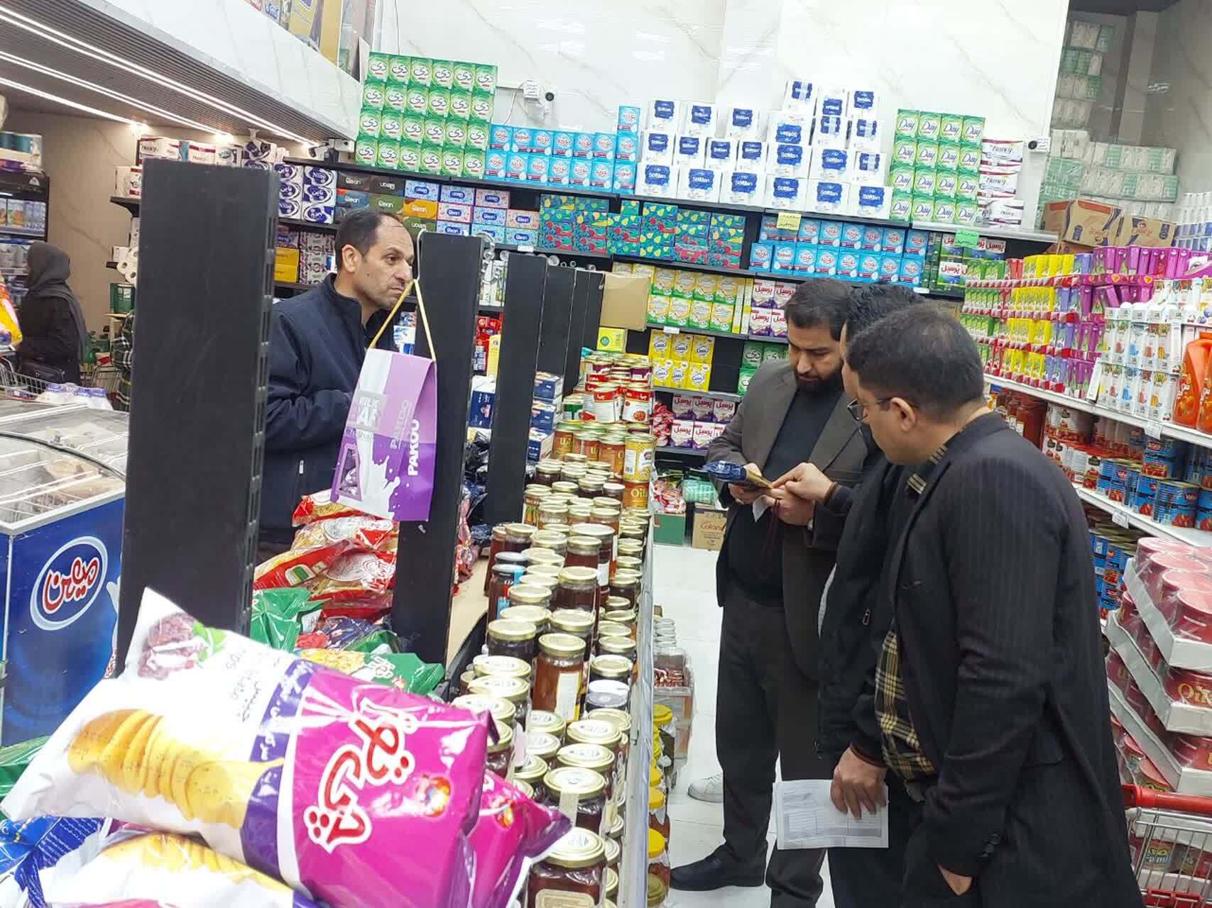 بازدید میدانی دادستان دورود از مراکز عرضه کالا در شرایط حساس جنگ آمریکایی‌–صهیونیستی / دو واحد صنفی متخلف پلمب شد