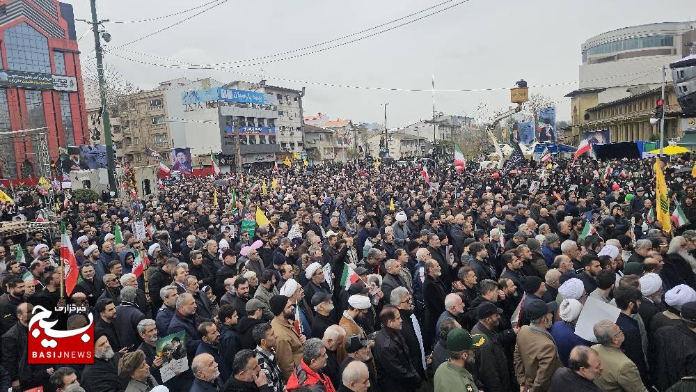 یادِ رهبرِ شهید،مشت‌هایِ گره‌کرده را در دفاع از فلسطین برافراشت