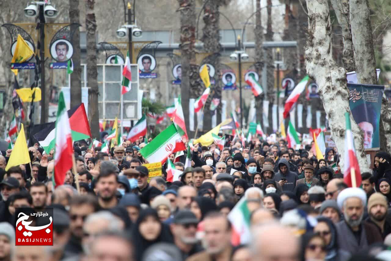 یادِ رهبرِ شهید،مشت‌هایِ گره‌کرده را در دفاع از فلسطین برافراشت