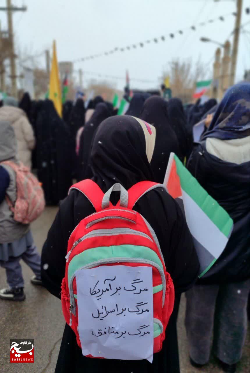 حضور کودکان و نوجوانان با کوله پشتی در راهپیمایی روز قدس