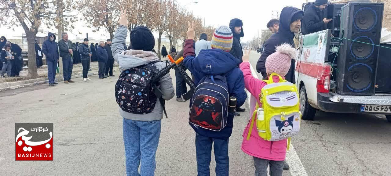 حضور کودکان و نوجوانان با کوله پشتی در راهپیمایی روز قدس