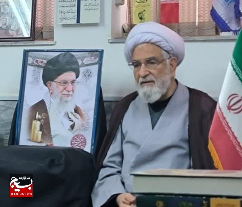عکس حاج آقا بد افتاده است تغییر دهید////// ما اهل قلمیم، میثاق ما با ولایت تا ظهور