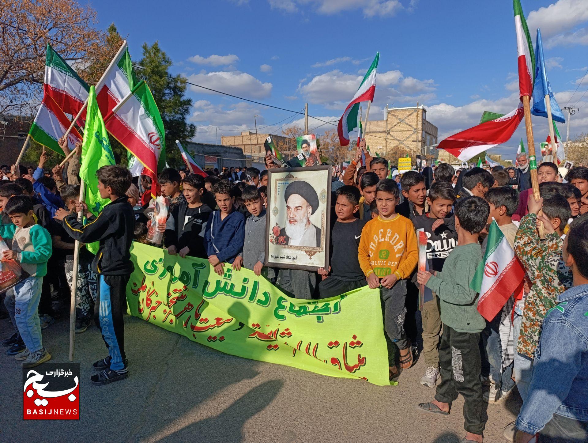 بیعت دانش آموزان بخش سلامی خواف با رهبر انقلاب
