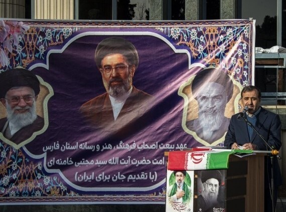 بیعت اصاب رسانه و هنرمندان شیرازی با رهبر انقلاب + عکس