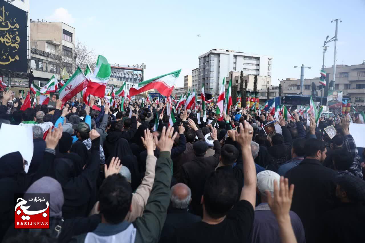 تشییع باشکوه پیکرهای مطهر شهیدان سلیمانی، لاریجانی و دریادلان ناوشکن دنا