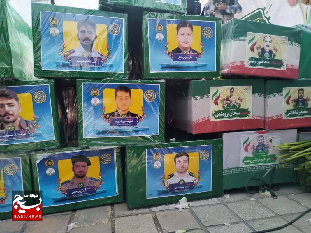 شیراز، امروز پیکر ۲۴ شهید ناو «دنا» و ۱۴ شهید «اقتدار فارس» را تا آسمان به دوش کشید +عکس