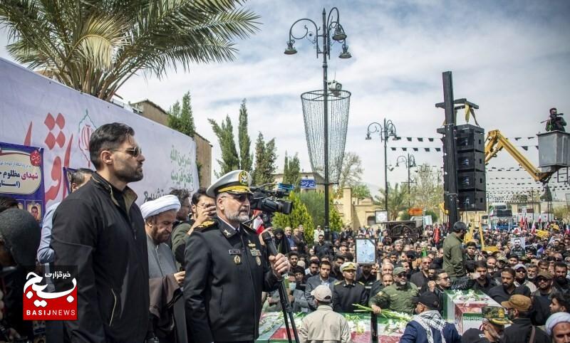 شیراز، امروز پیکر ۲۴ شهید ناو «دنا» و ۱۴ شهید «اقتدار فارس» را تا آسمان به دوش کشید +عکس