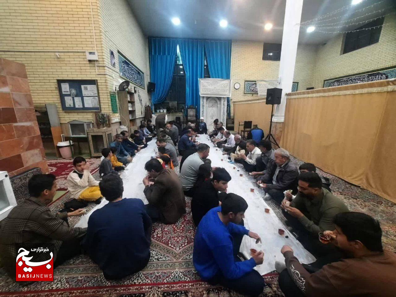 ضیافت مهربانی در مساجد کرمان؛ افطاری‌های ساده، کام روزه‌داران را شیرین کرد