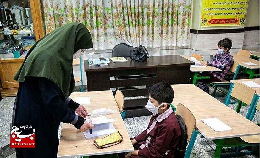 داستان ایثار یک معلم جهادی در دلیجان / معلمی که دیوارهای محرومیت را فروریخت