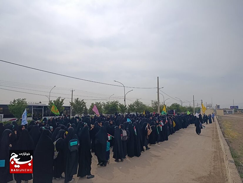 اجرای شادپیمایی با حضور ۲۰۰۰ نفر از دختران دانش آموز از عمود ۸۰ به سمت مسجد مقدس جمکران