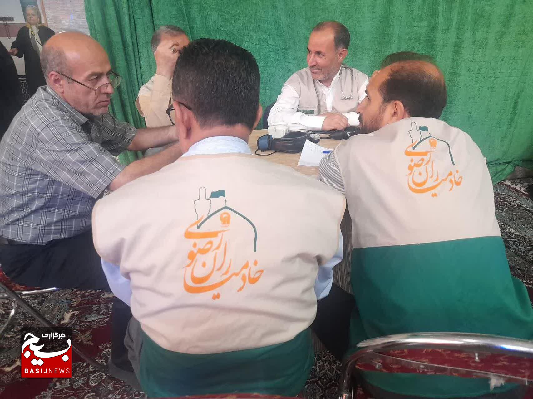 خدمت به عشق رضا؛ مهرورزی پزشکان خادم در دل شریفآباد خدمت به عشق رضا؛ مهرورزی پزشکان خادم در دل شریفآباد