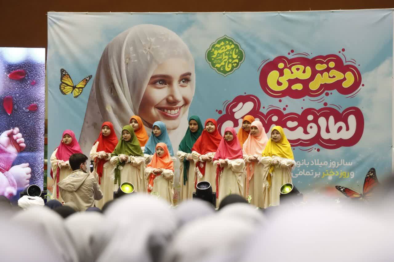 اجتماع بزرگ 3 هزار نفری دختران دانش آموز تبریزی برگزار شد+تصاویر