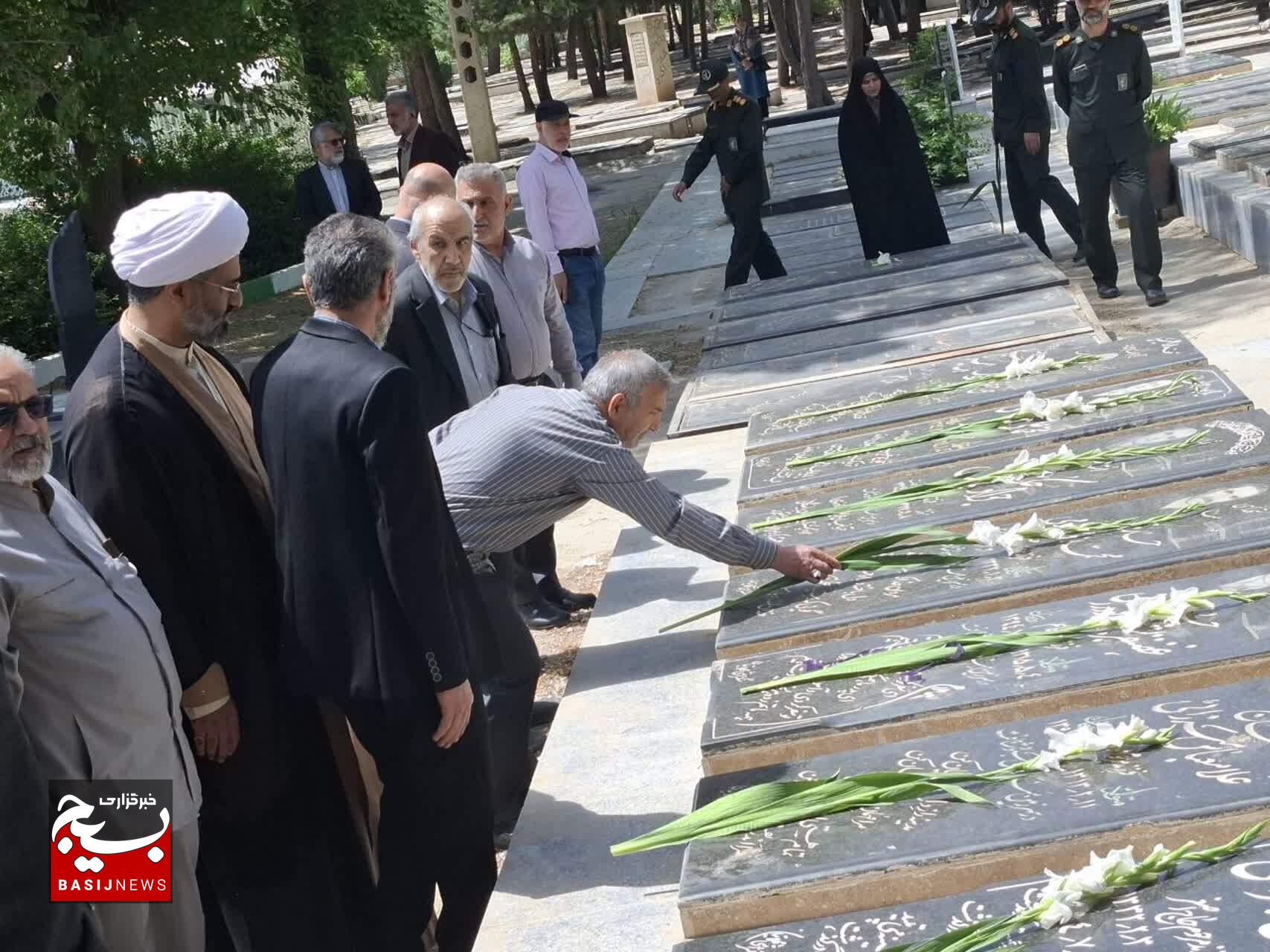 معلمان و دانش‌آموزان می‌توانند با الگوگیری از شهدا، اثرگذاری بیشتری در جامعه داشته باشند