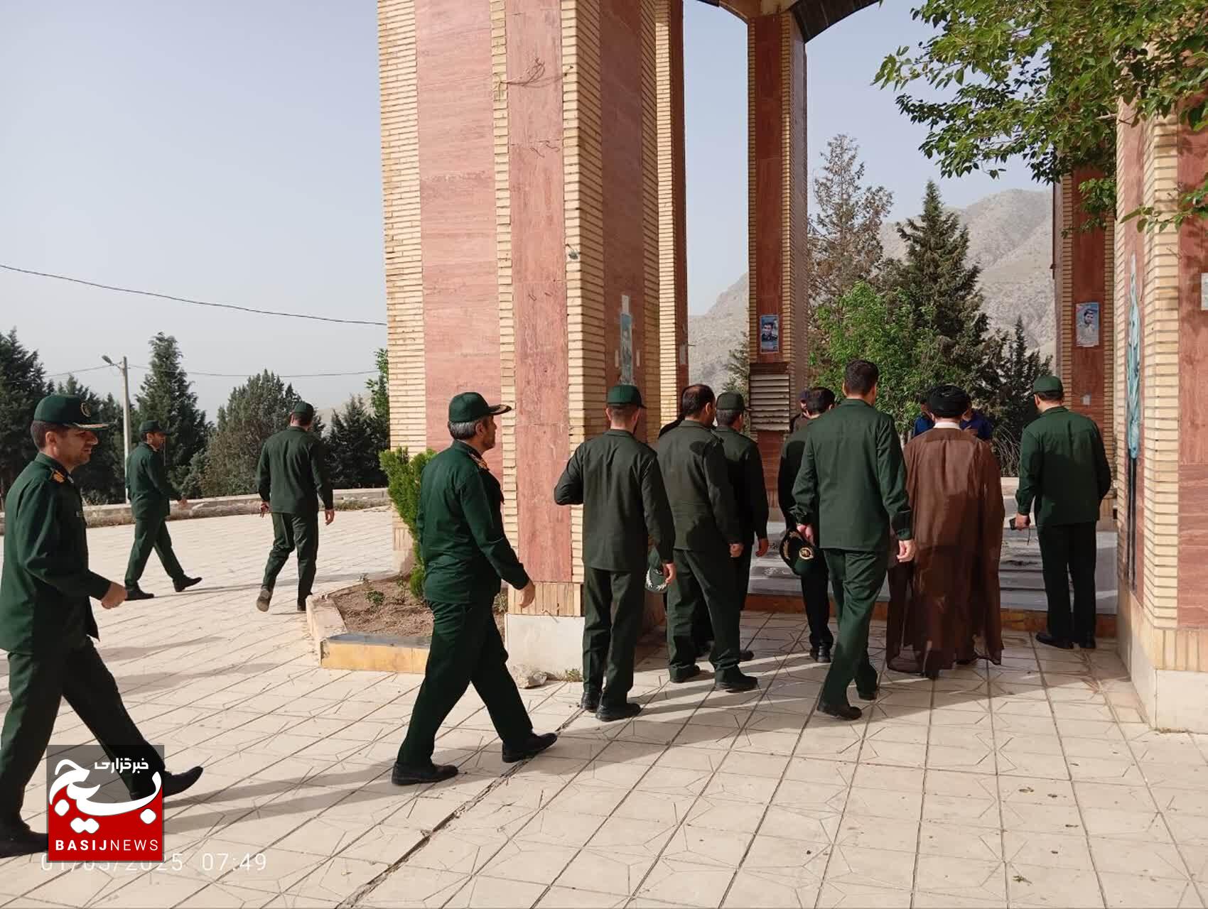 غبارروبی مزار شهدای گمنام خرم‌آباد در هفته عقیدتی سیاسی سپاه و بسیج 