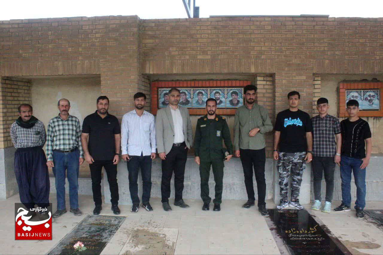 غبارروبی و عطرافشانی گلزار شهدای روستای صاحب‌الزمان (پیرجد)